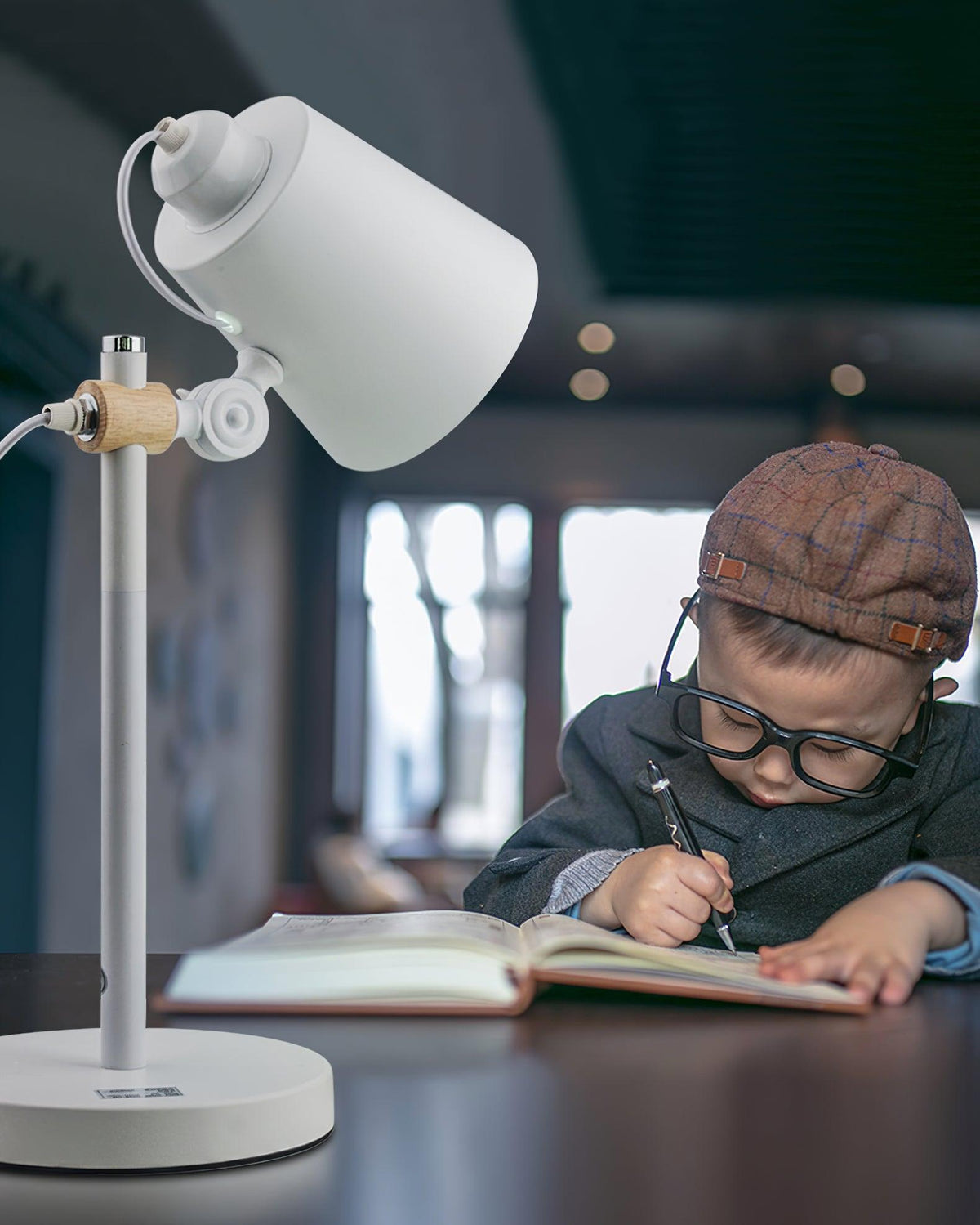 Minimalistische bureaulamp met verstelbare lampenkap om te lezen