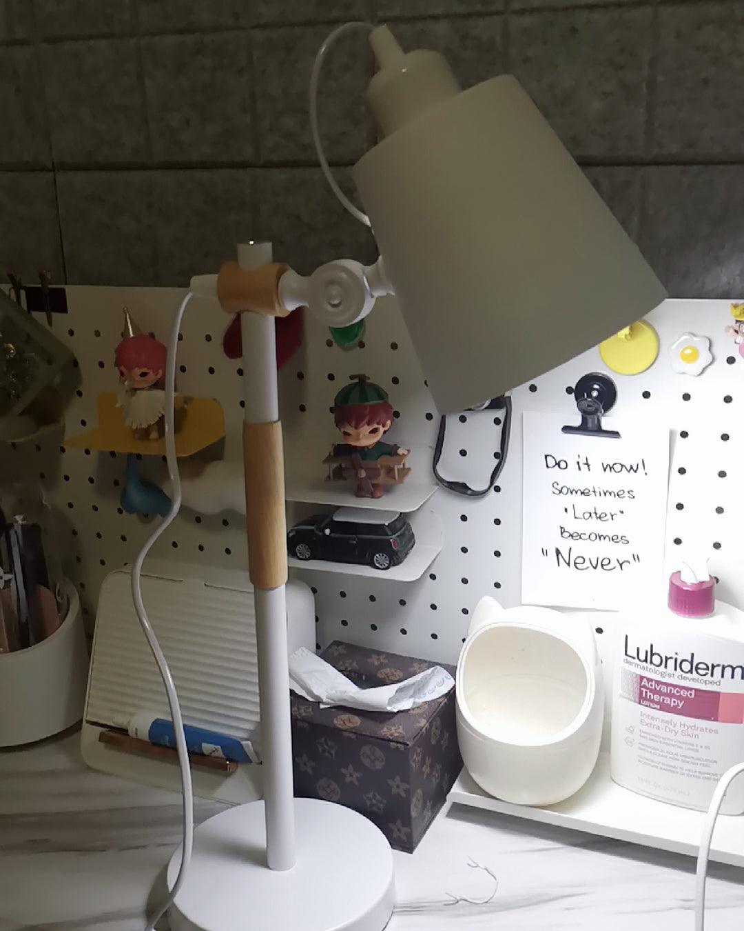 Minimalistische bureaulamp met verstelbare lampenkap om te lezen