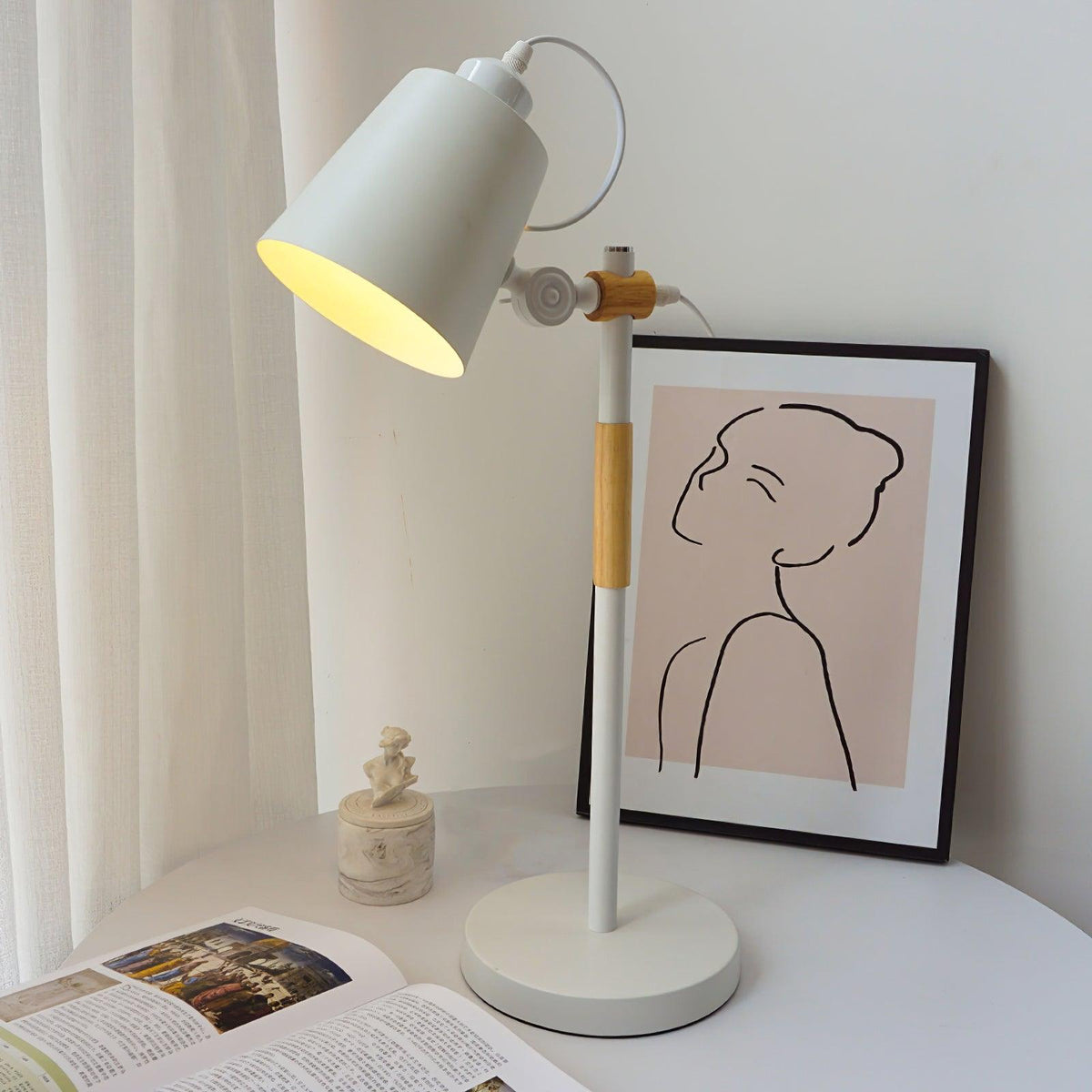 Minimalistische bureaulamp met verstelbare lampenkap om te lezen