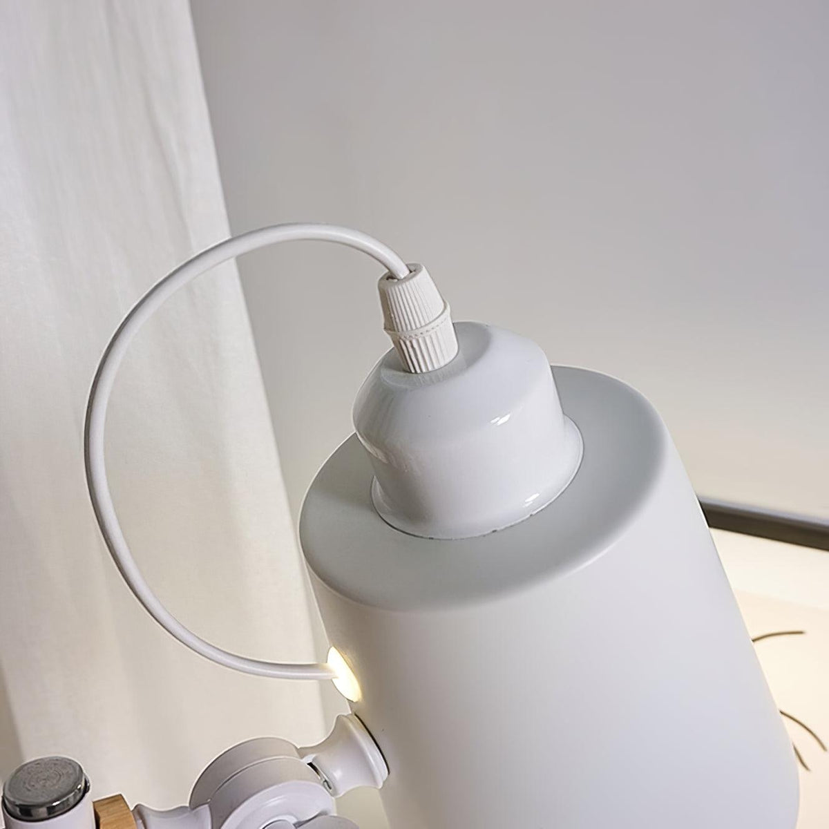 Minimalistische bureaulamp met verstelbare lampenkap om te lezen