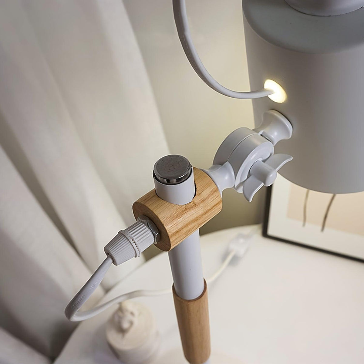 Minimalistische bureaulamp met verstelbare lampenkap om te lezen