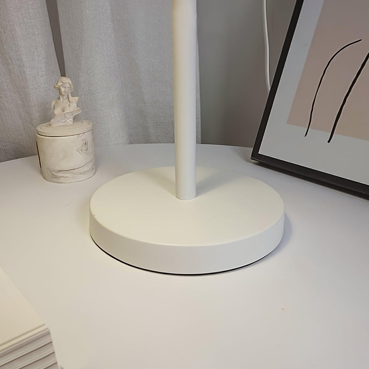 Minimalistische bureaulamp met verstelbare lampenkap om te lezen