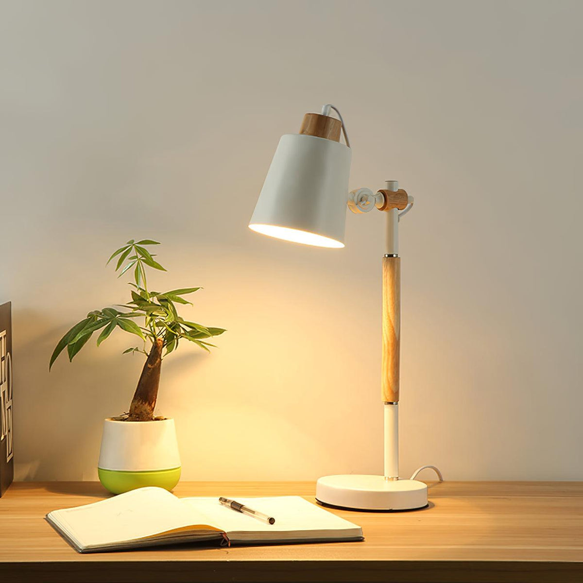 Minimalistische bureaulamp met verstelbare lampenkap om te lezen