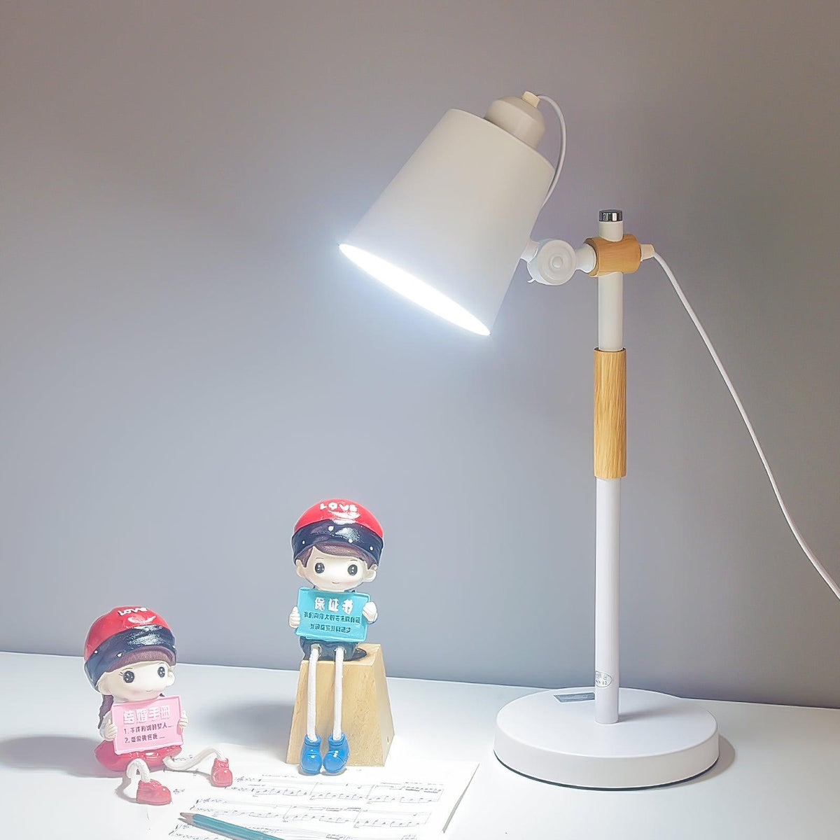 Minimalistische bureaulamp met verstelbare lampenkap om te lezen
