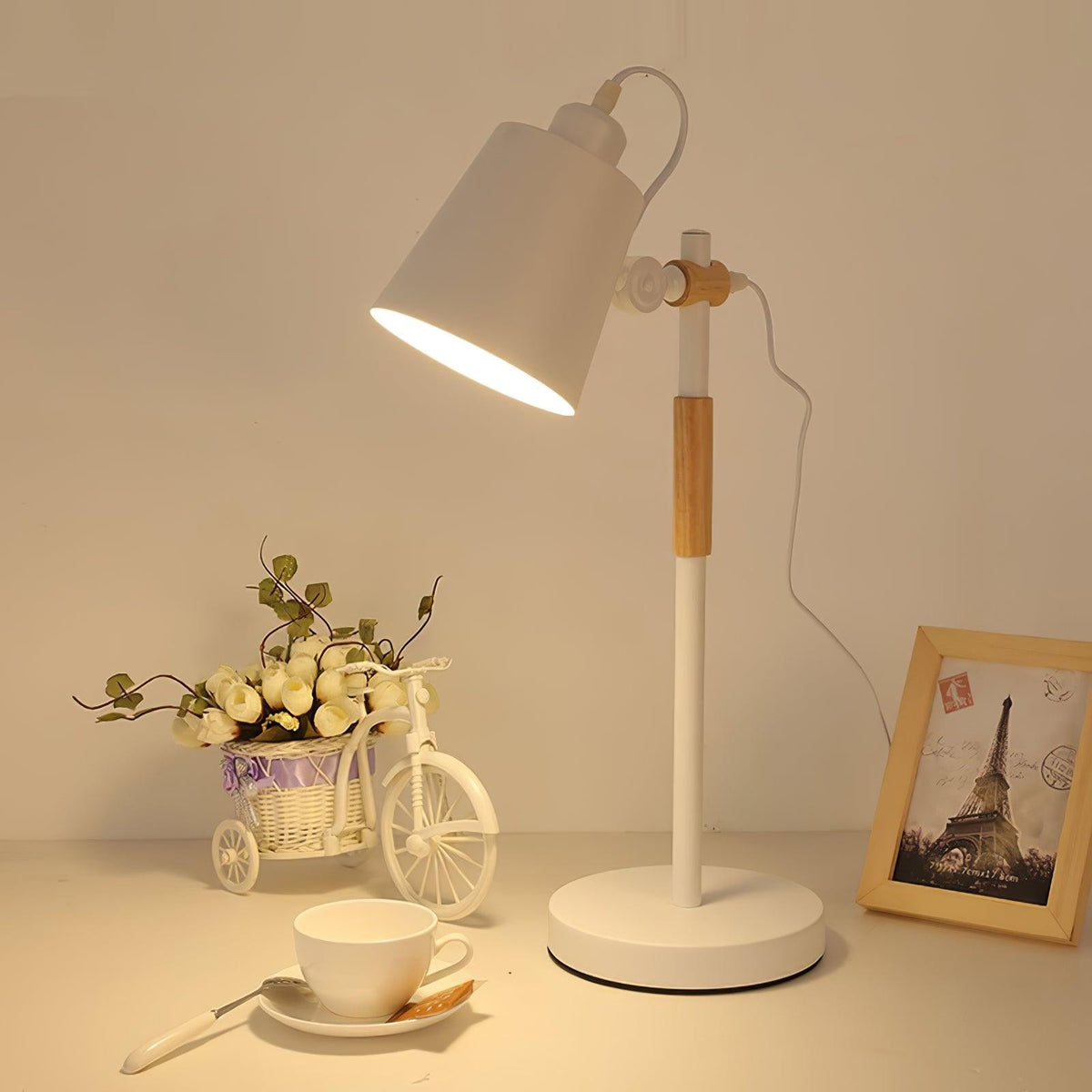 Minimalistische bureaulamp met verstelbare lampenkap om te lezen
