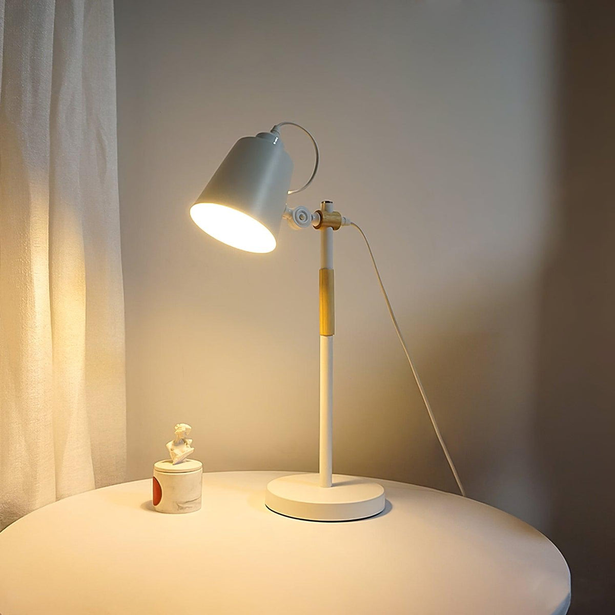 Minimalistische bureaulamp met verstelbare lampenkap om te lezen