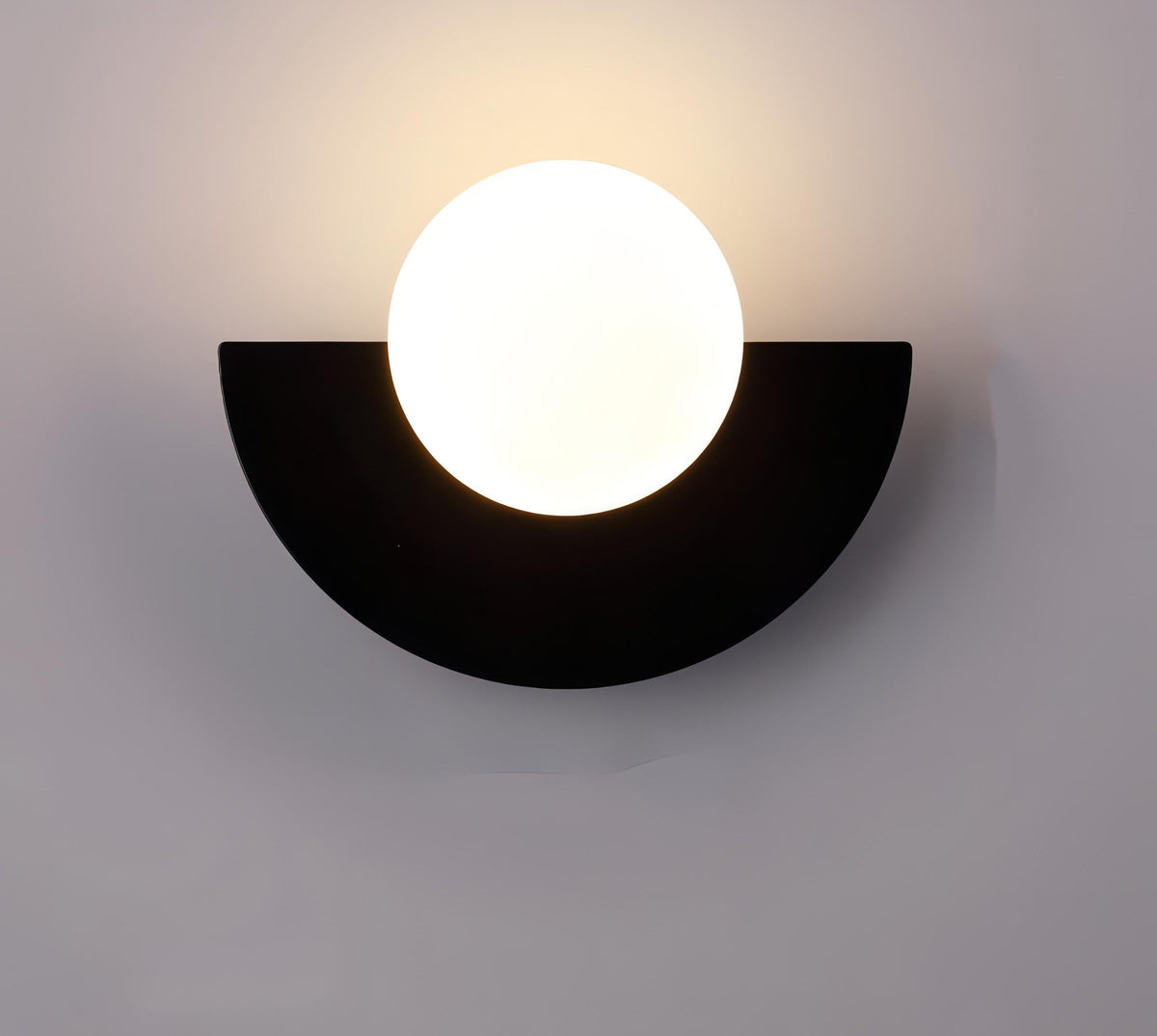Noordse wandlamp met halfronde kap
