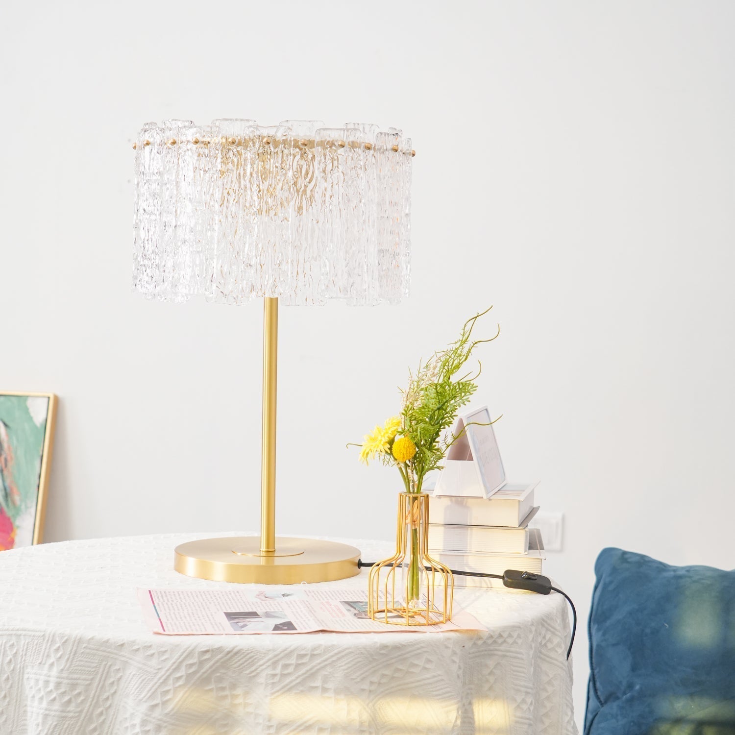 Table lamp with faceted transparent shade and round base