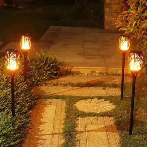 Stojąca lampa zewnętrzna typu pochodnia z ażurowym kloszem