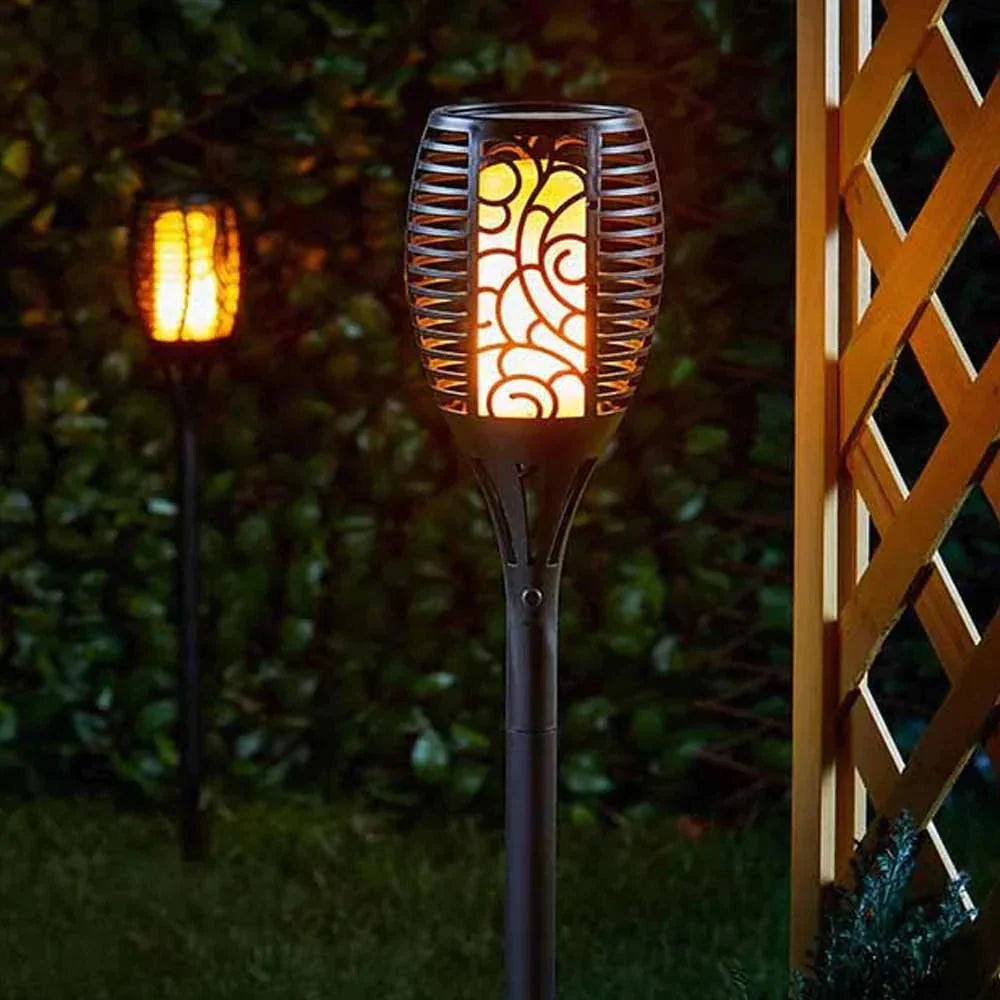 Stojąca lampa zewnętrzna typu pochodnia z ażurowym kloszem