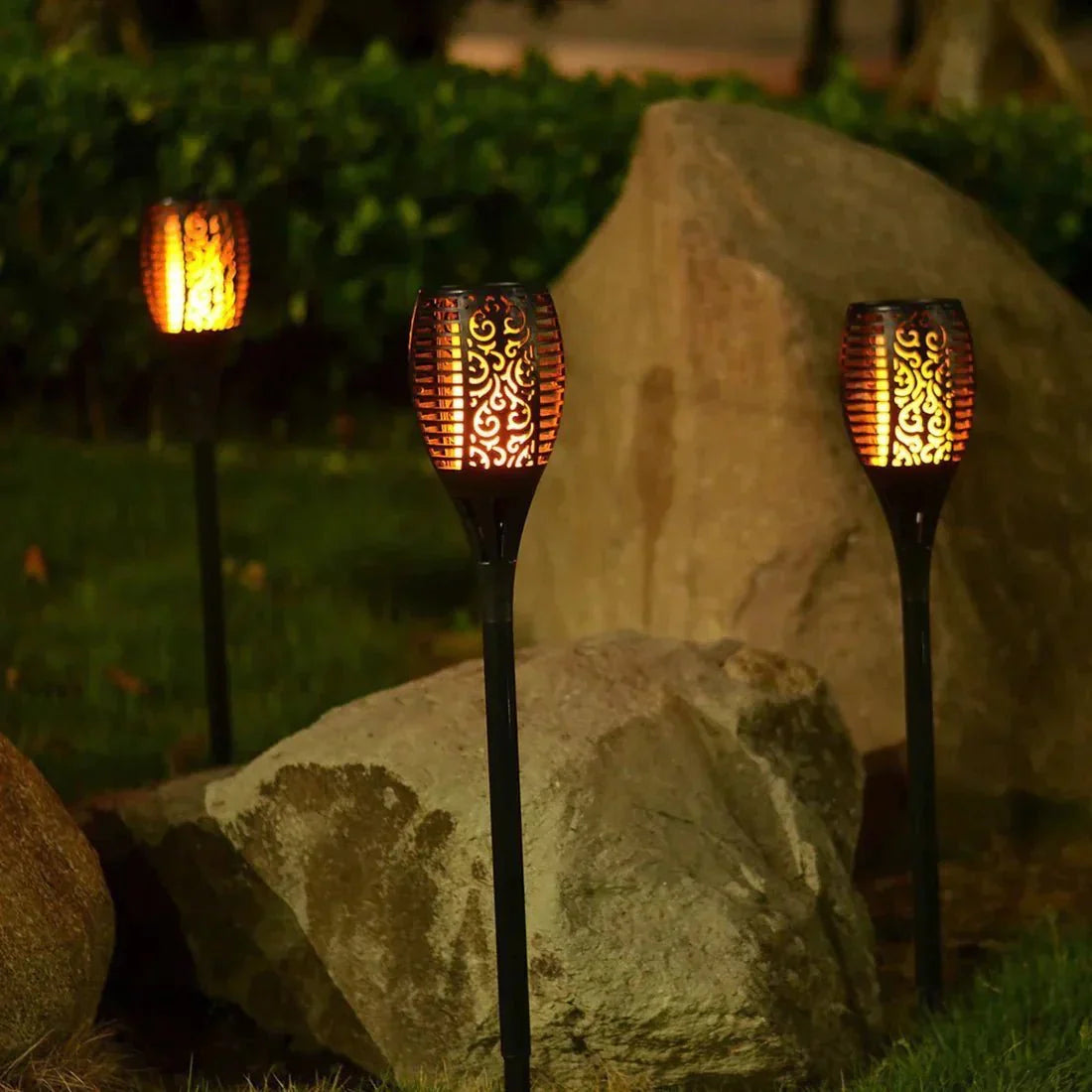 Stojąca lampa zewnętrzna typu pochodnia z ażurowym kloszem
