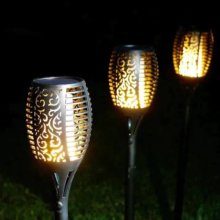 Stojąca lampa zewnętrzna typu pochodnia z ażurowym kloszem