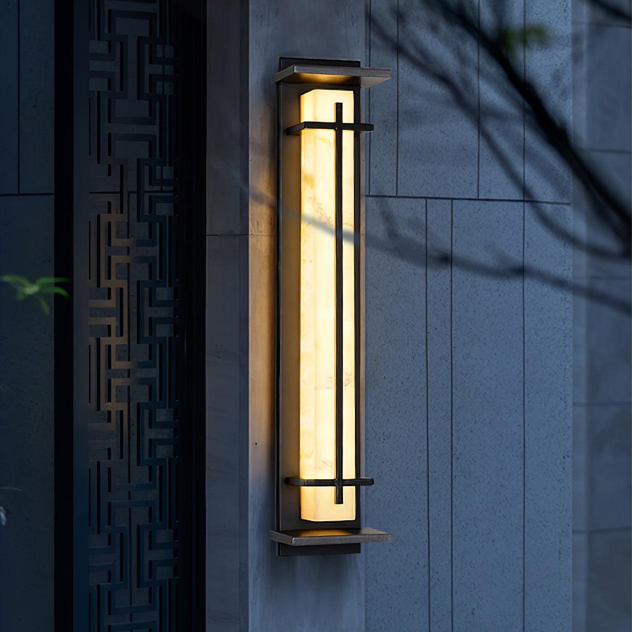 Zewnętrzna lampa ścienna z pionowym prostokątnym panelem