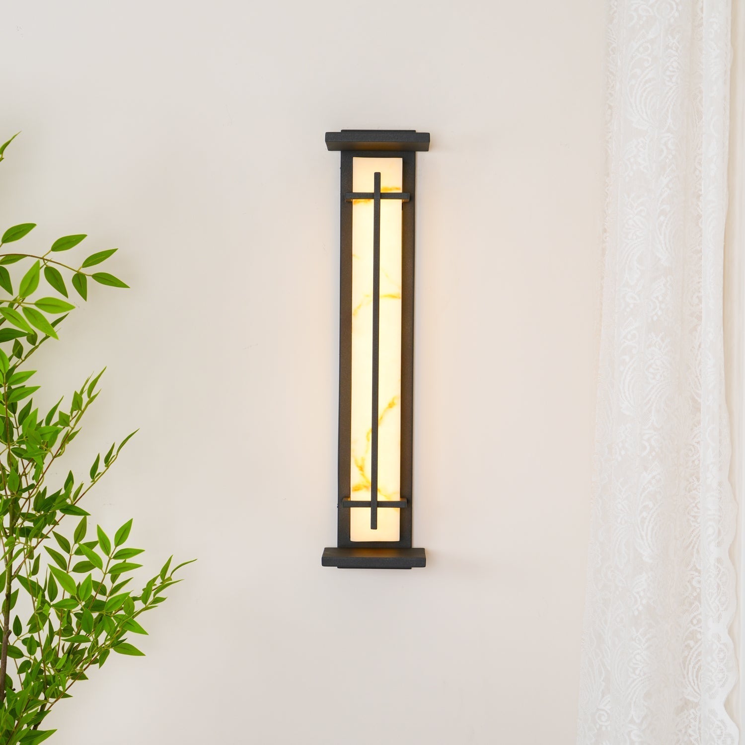 Zewnętrzna lampa ścienna z pionowym prostokątnym panelem