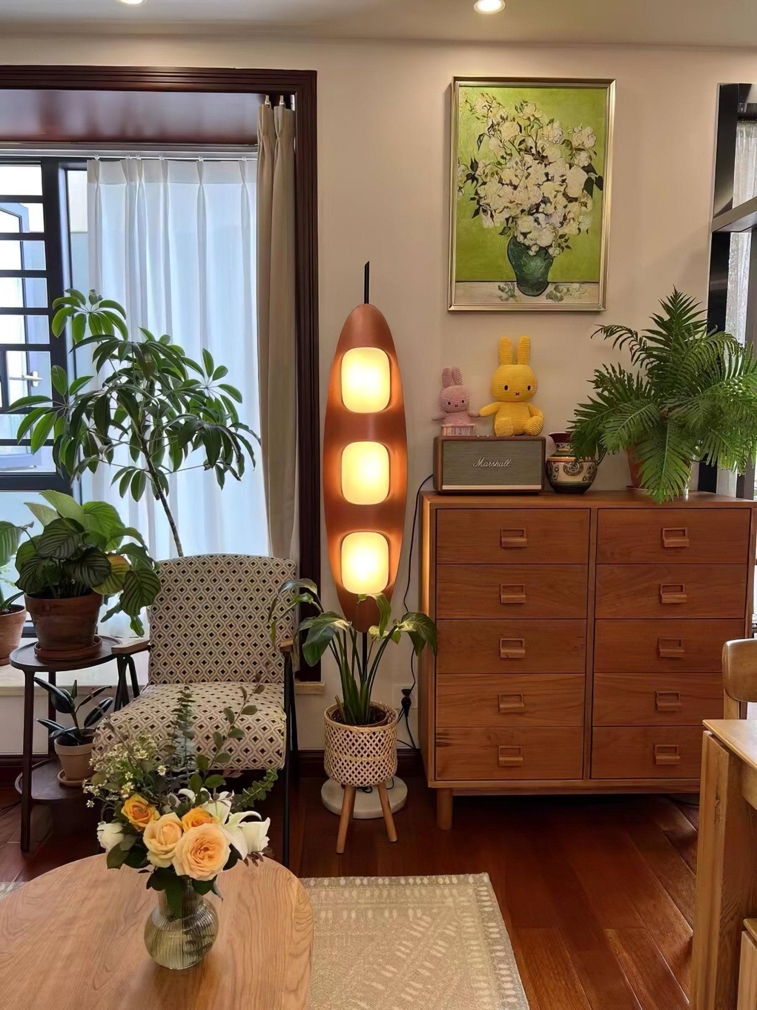 Podłogowa lampa z owalnym korpusem i trzema prostokątnymi światłami