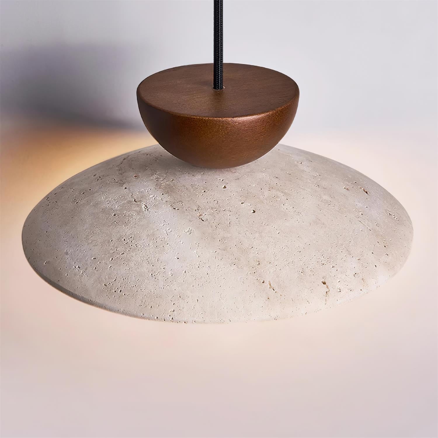 Lampa wisząca z trawertynu z kloszem