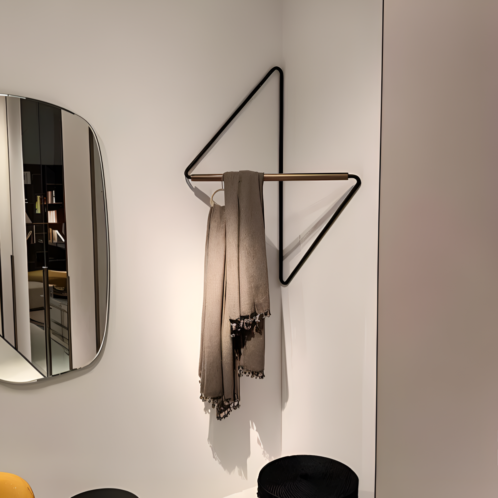 Metalowy wieszak ścienny geometryczny z drewnianym drążkiem