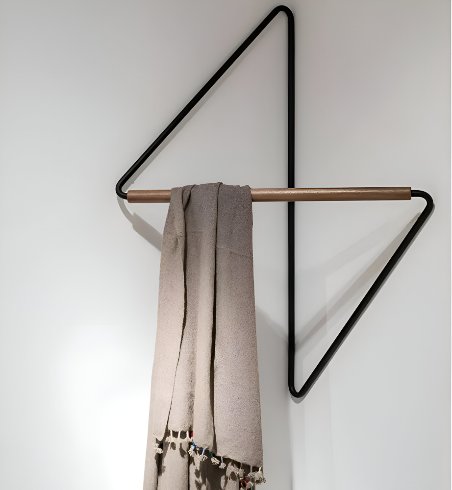 Metalowy wieszak ścienny geometryczny z drewnianym drążkiem