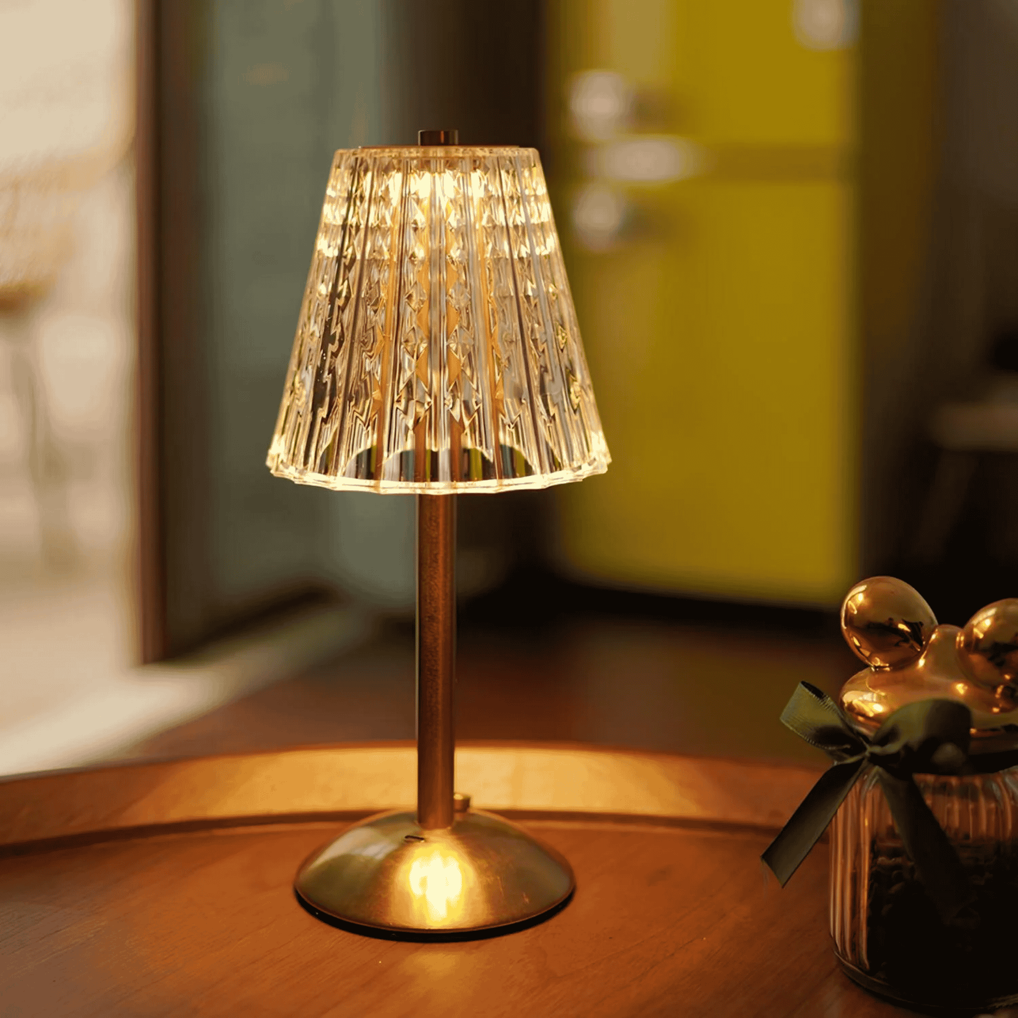 Lampa stołowa z plisowanym kloszem i okrągłą podstawą