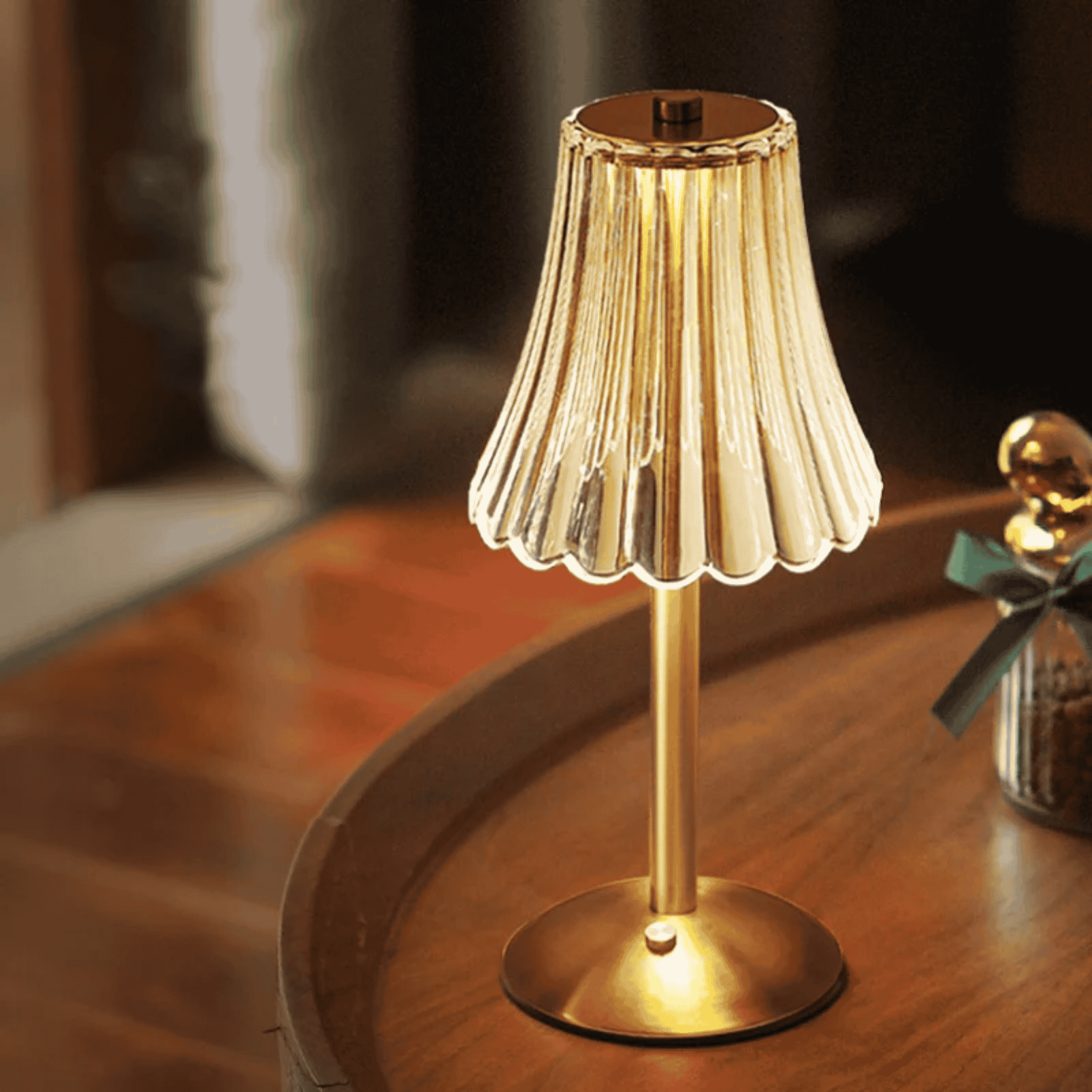 Lampa stołowa z plisowanym kloszem i okrągłą podstawą