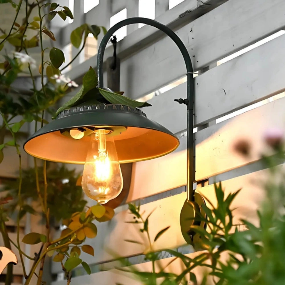 Buitenwandlamp met gebogen arm en kapje