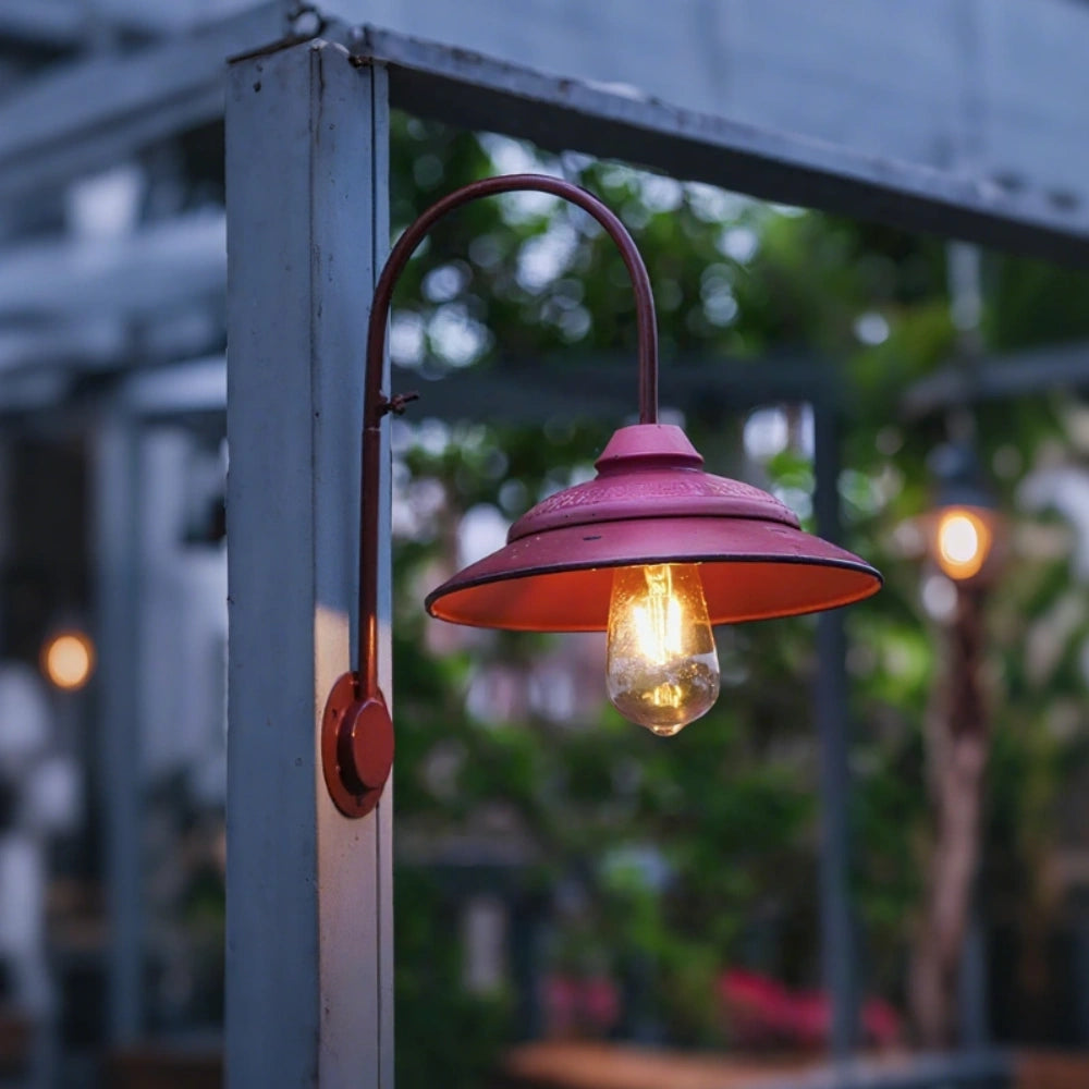 Buitenwandlamp met gebogen arm en kapje