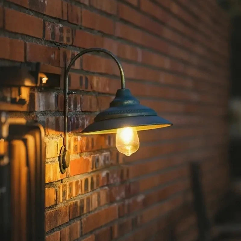 Zewnętrzna lampa ścienna z zakrzywionym ramieniem i kloszem