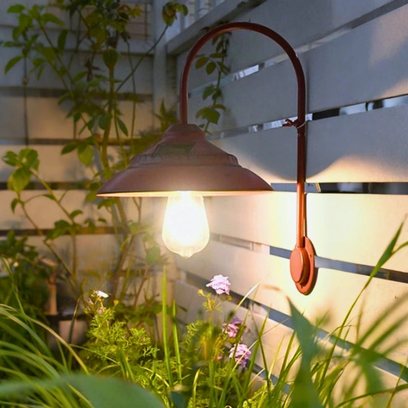 Zewnętrzna lampa ścienna z zakrzywionym ramieniem i kloszem
