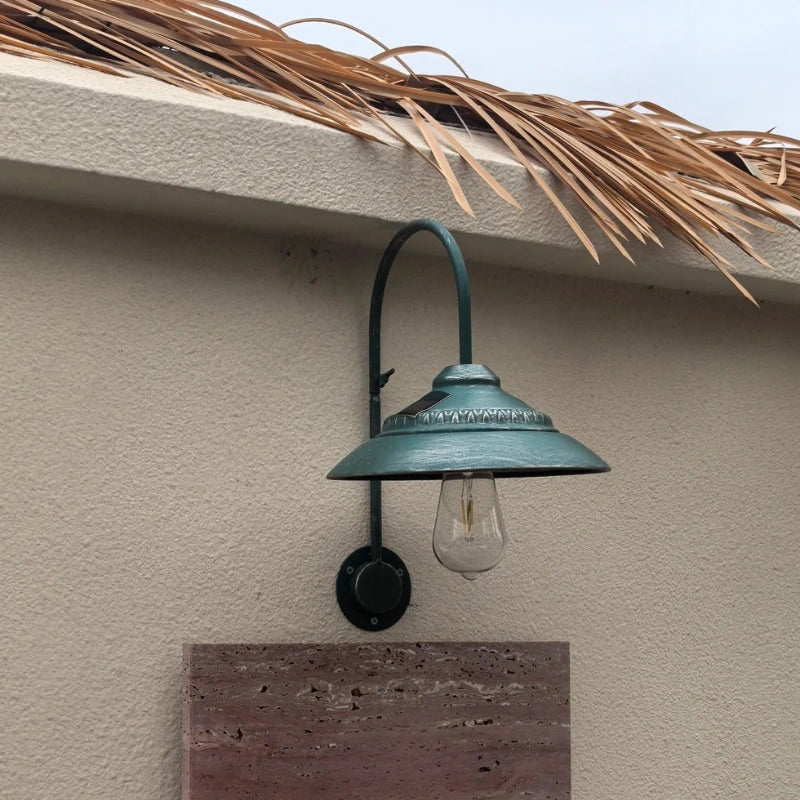Zewnętrzna lampa ścienna z zakrzywionym ramieniem i kloszem