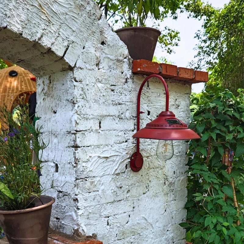 Zewnętrzna lampa ścienna z zakrzywionym ramieniem i kloszem