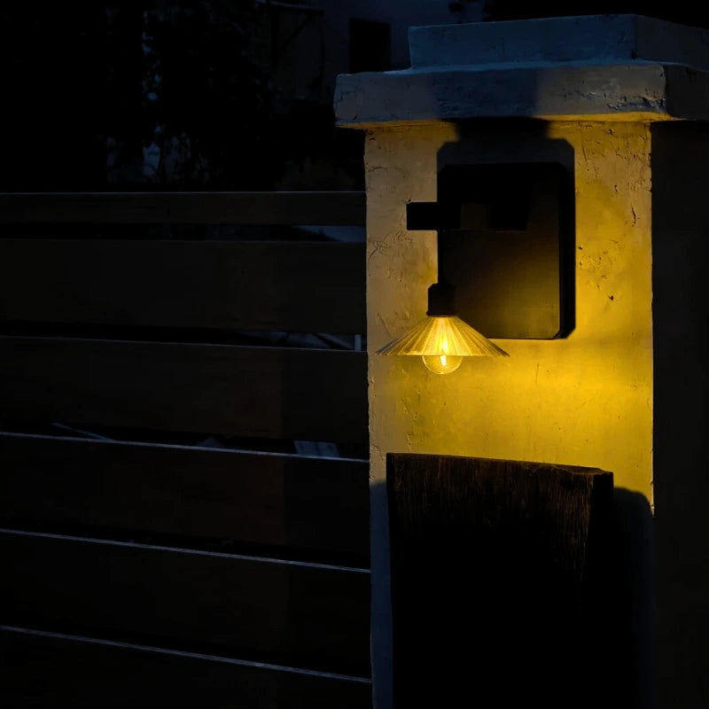 Zewnętrzna lampa ścienna z małym wiszącym kloszem