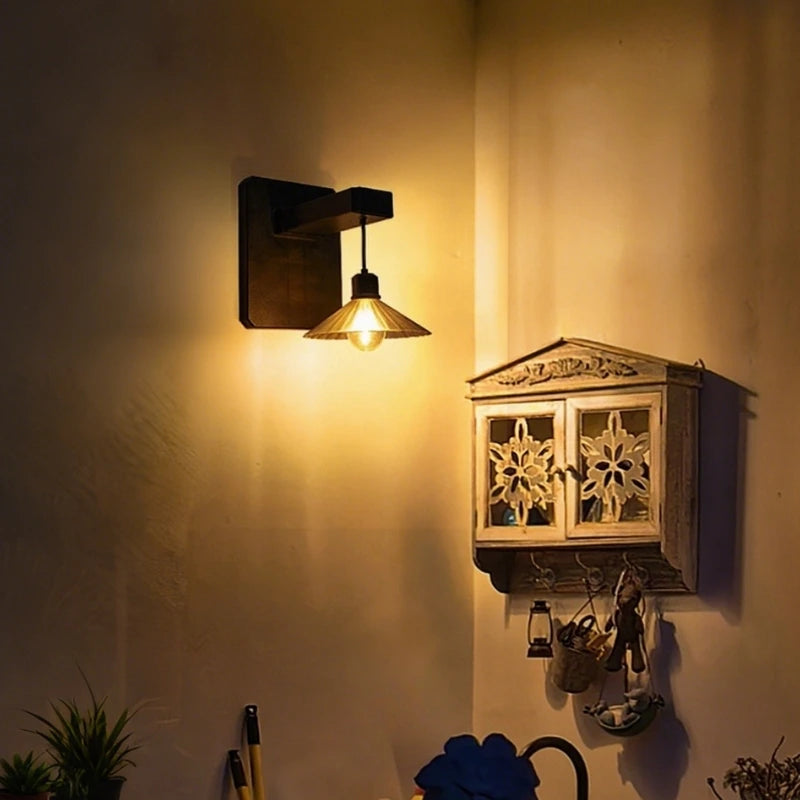 Zewnętrzna lampa ścienna z małym wiszącym kloszem