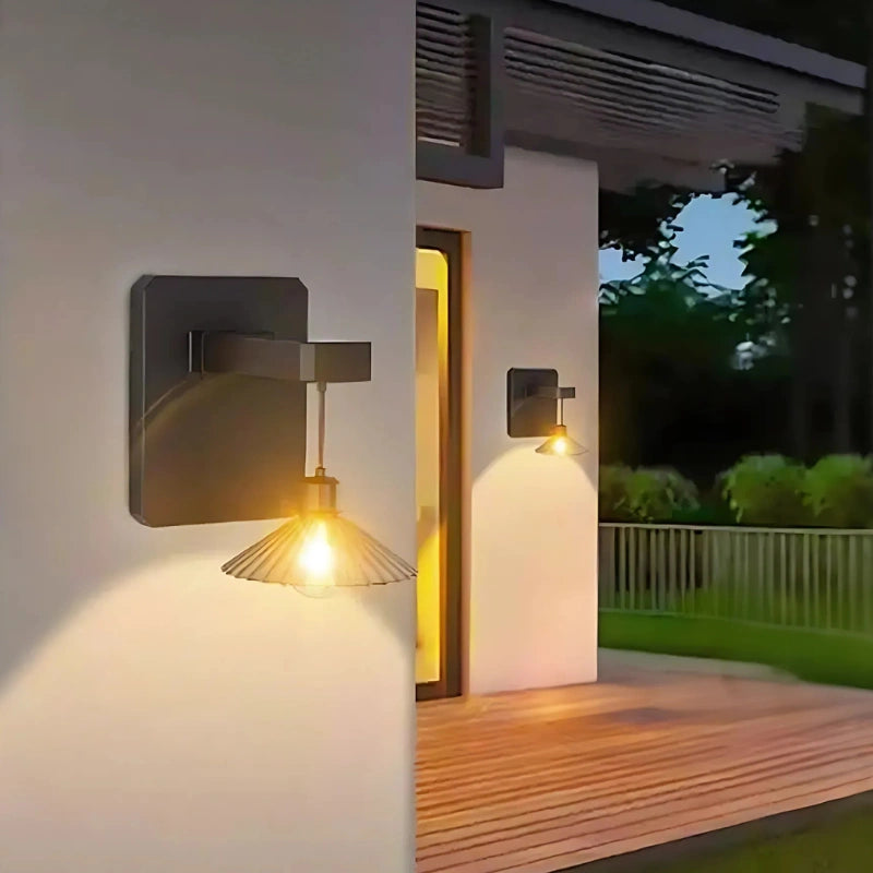 Zewnętrzna lampa ścienna z małym wiszącym kloszem