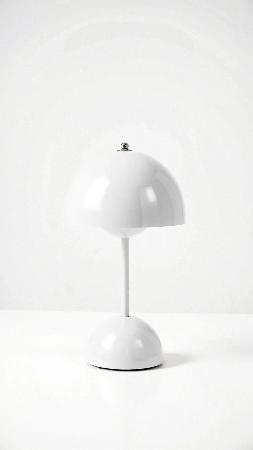 Skandynawski minimalistyczny design Bezprzewodowa lampa stołowa