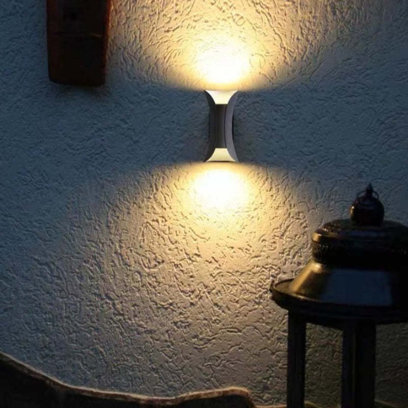 Zakrzewiona zewnętrzna lampa ścienna LED montowana na ścianie