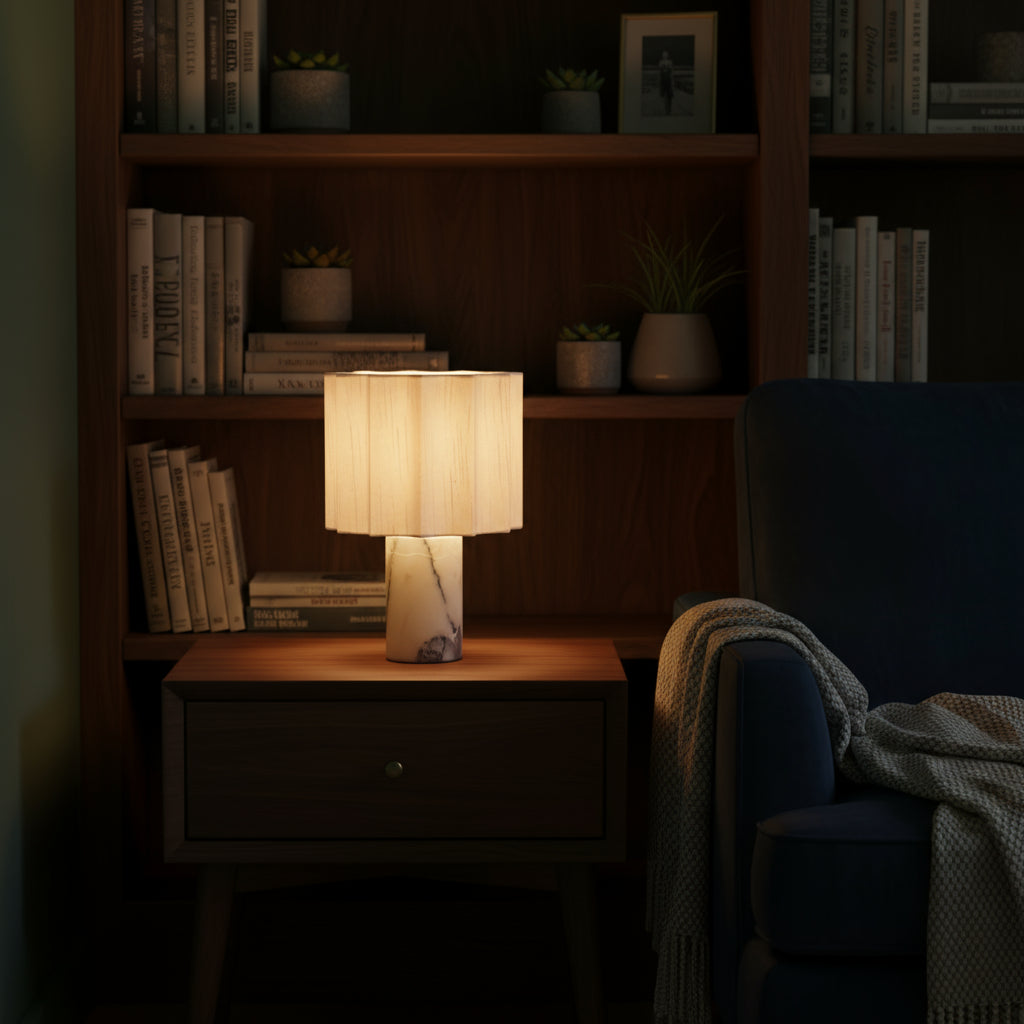 Minimalistyczna marmurowa lampa stołowa
