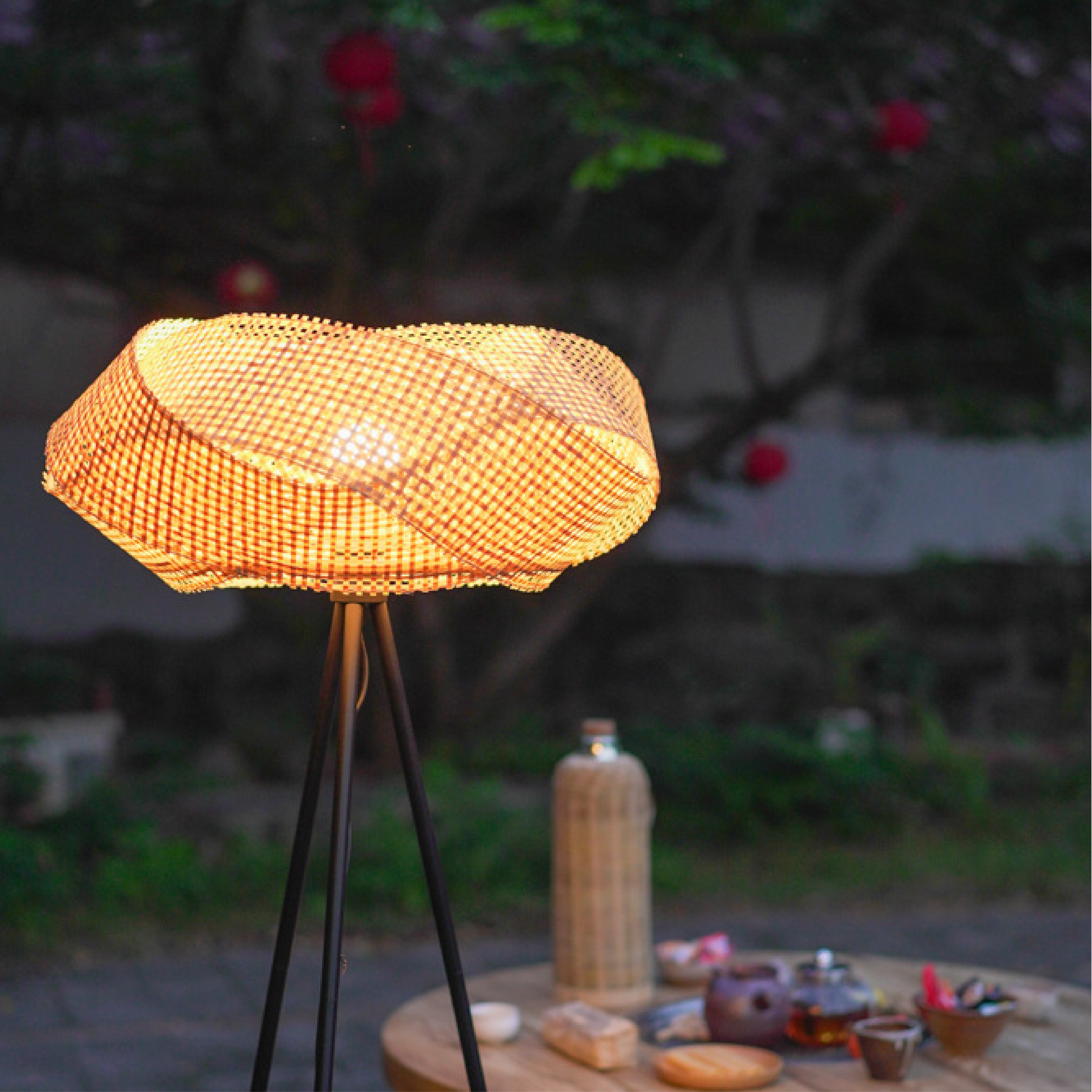 Minimalistyczna lampa podłogowa z bambusa