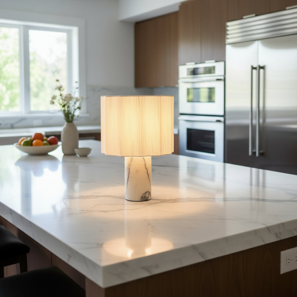 Minimalistyczna marmurowa lampa stołowa