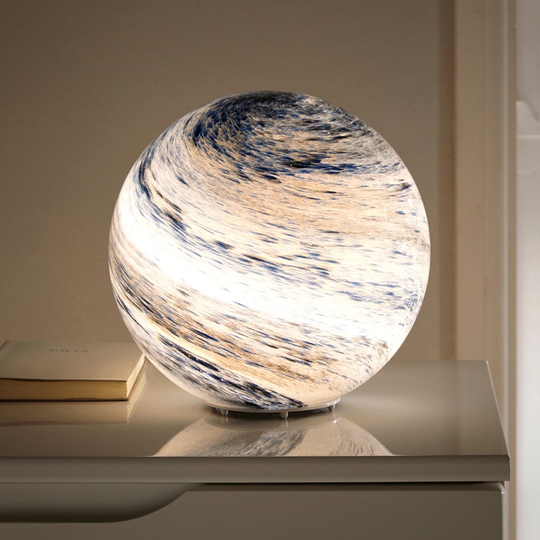 Glazen LED-tafellamp geïnspireerd op de maan met ruimtepatroon