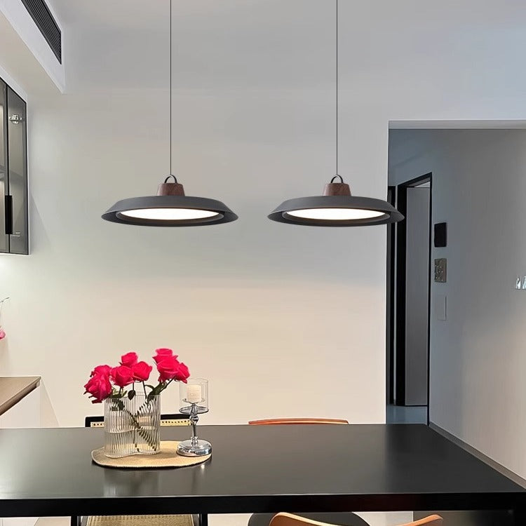 Okrągła skandynawska lampa wisząca z drewna/metalu