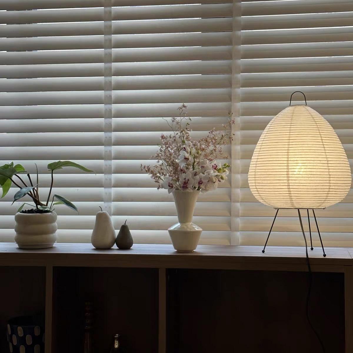 Staande vloerlamp met papieren lampenkap in Japandi-stijl