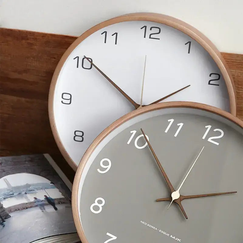 Ronde wandklok met houten lijst