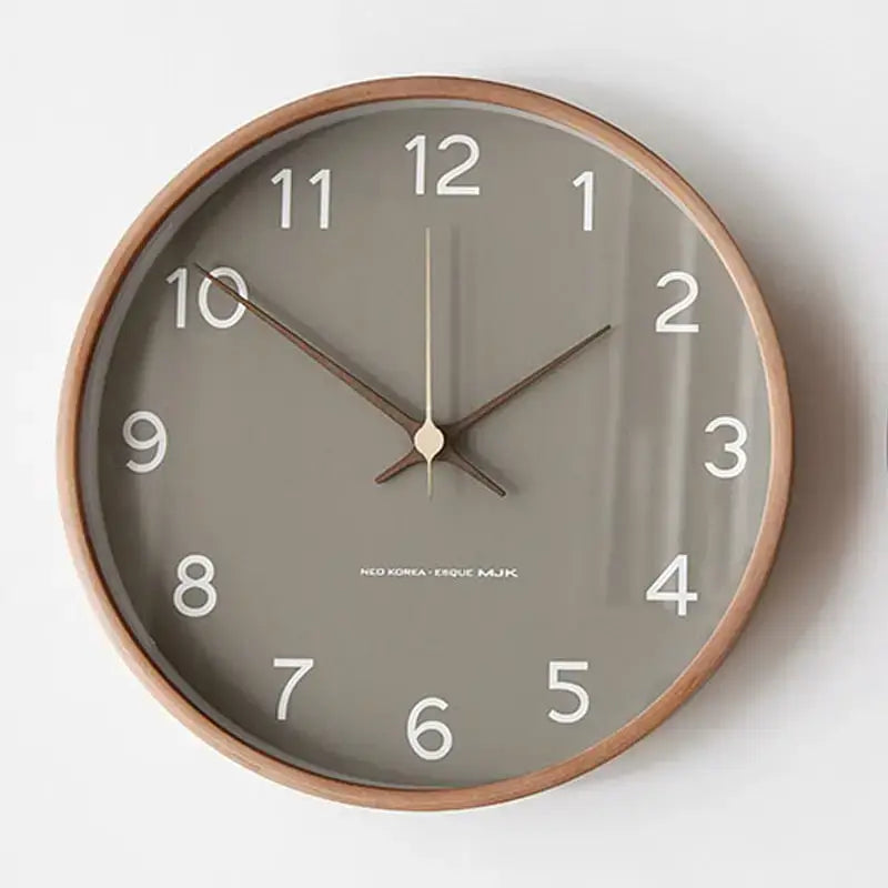 Ronde wandklok met houten lijst