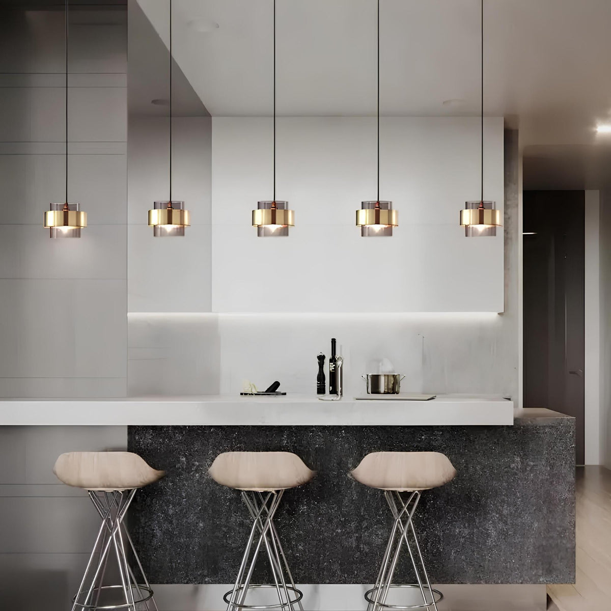 Moderne ringvormige hanglamp met een glazen cilinder en metalen ring
